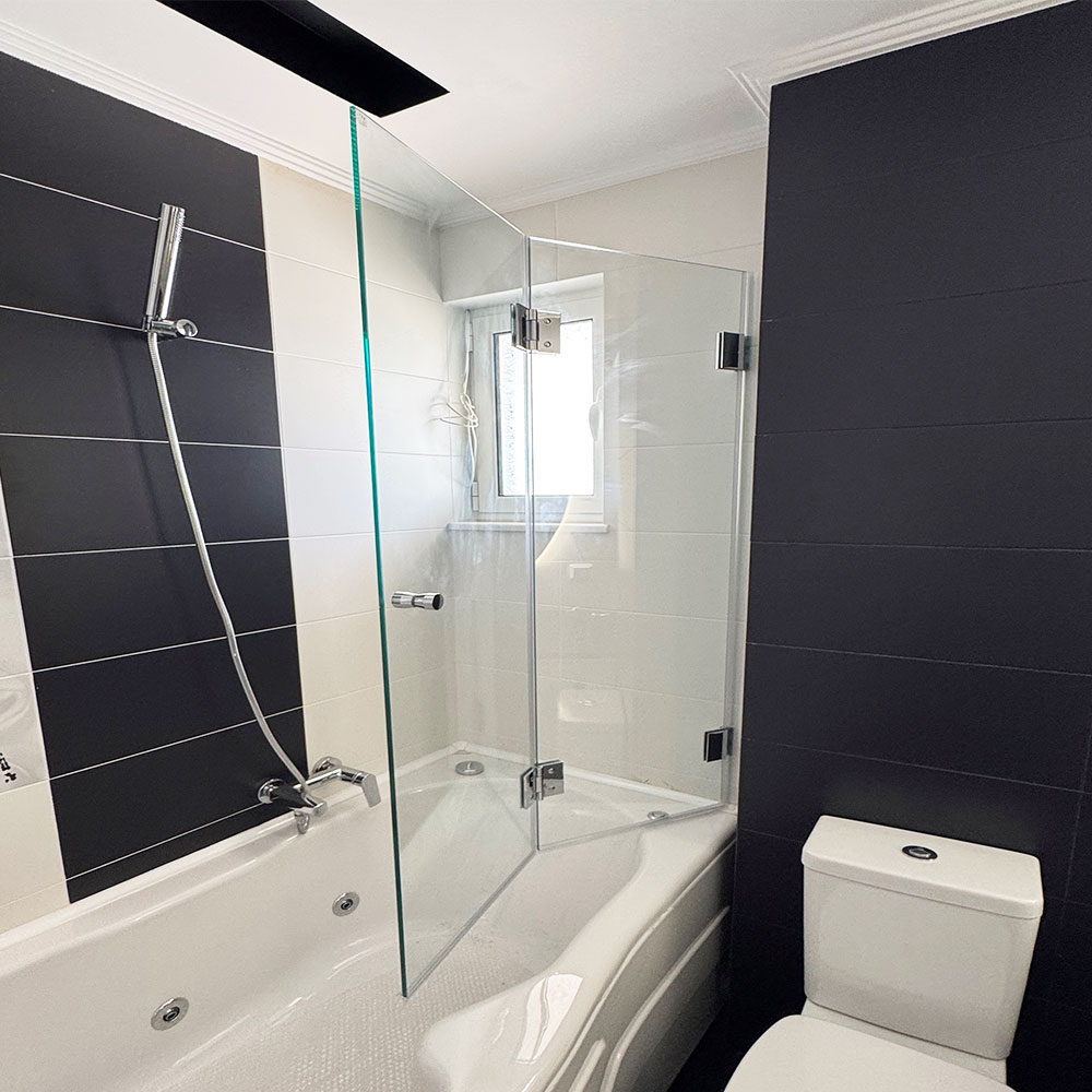  Folding glass panel 8mm 80x150cm in bathtub